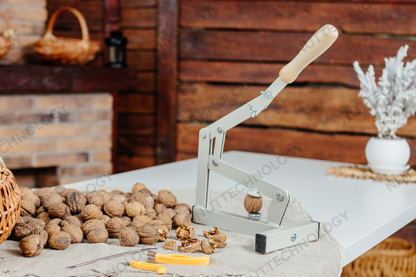 Blog - Cracking hazelnuts at home and small orchards
