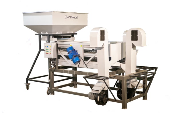 Vibrating sieve with aspiration for sorting walnuts (500 kg/h)